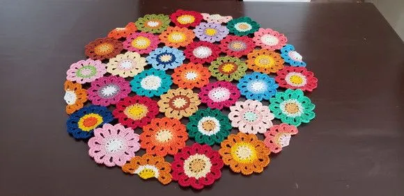 Toalha Flores Japonesa em Crochê Redonda (60 cm x 60 Cm) - foto 4