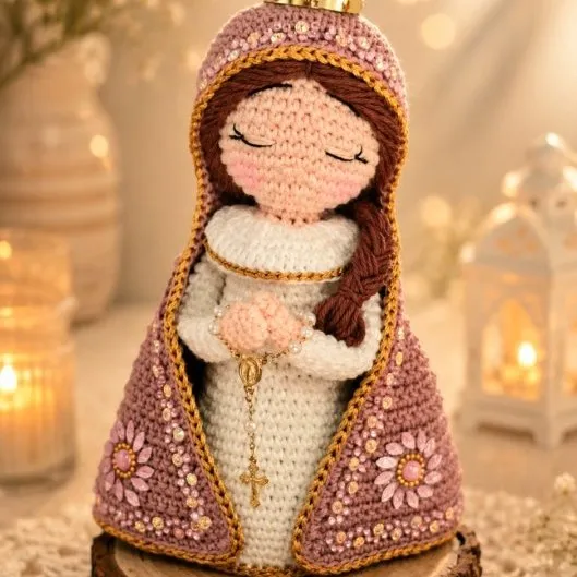 Santinha amigurumi - artesanato feito à mão por Arlete Santos Art crochê