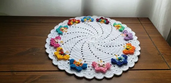 Centro de Mesa em Crochê Mini Borboletas (40 cm Diâmetro) - foto 3