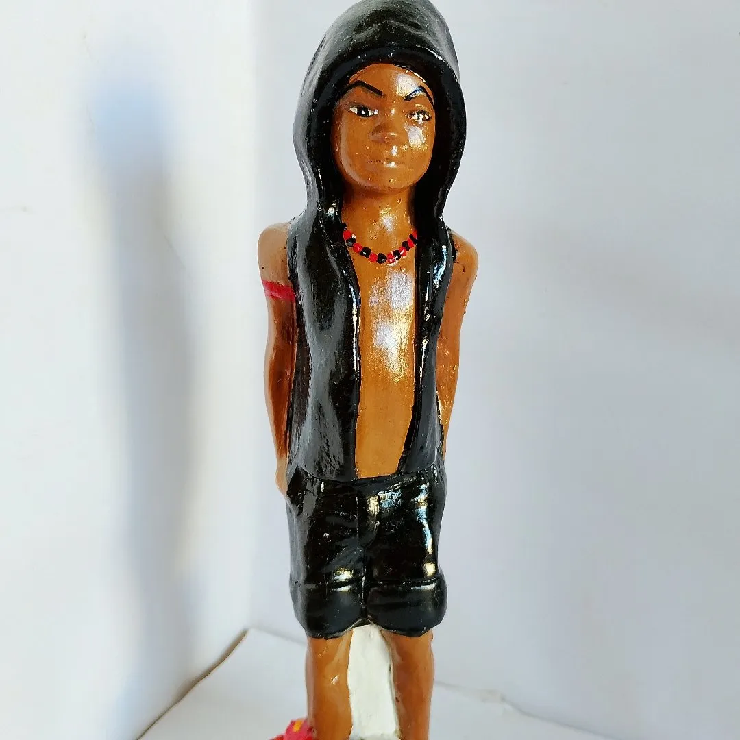 Exu mirim em pé capuz em gesso 20 cm - foto 2