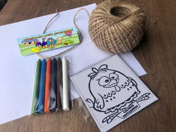 Kit Giz de cera Galinha Pintadinha Personalizado - feito à mão por Mi Papelaria Criativa