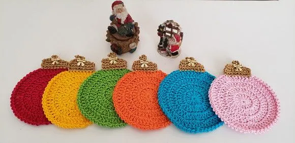 Descanso de Taças em Crochê Bolas de Natal Coloridas
