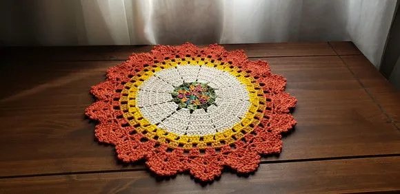 Centro de Mesa em Crochê Barrado Ferrugem (40 Cm)