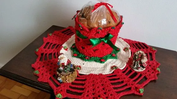 Porta Panetone em Crochê Vermelho com Verde - foto 4