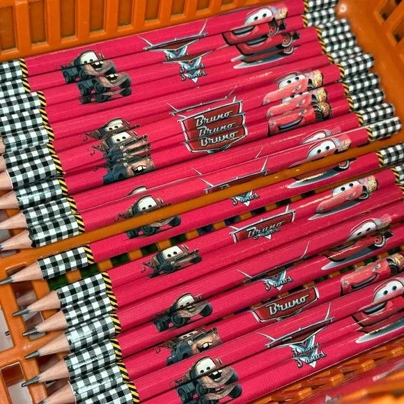 Lápis Carros Personalizado - feito à mão por Mi Papelaria Criativa