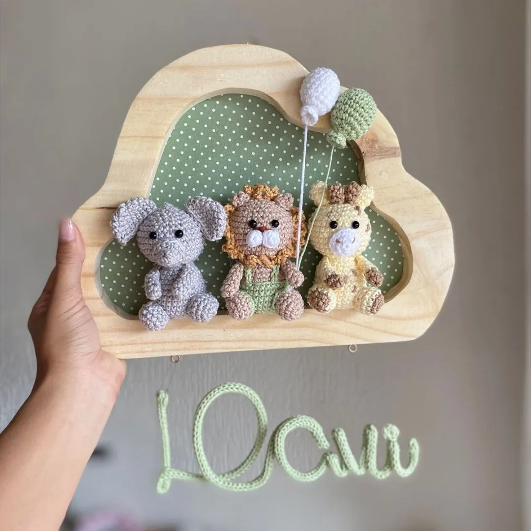 Porta Maternidade Personalizado com Amigurumis safari e Nome em Crochê - foto 2