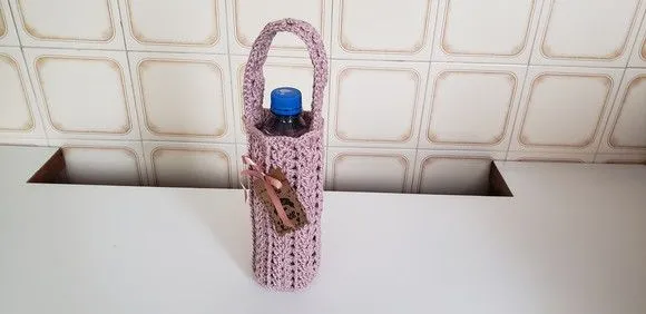 Capa para Garrafinha de Água Mineral em Crochê Rosa Cristal - artesanato de Mari Crochê feito com carinho!