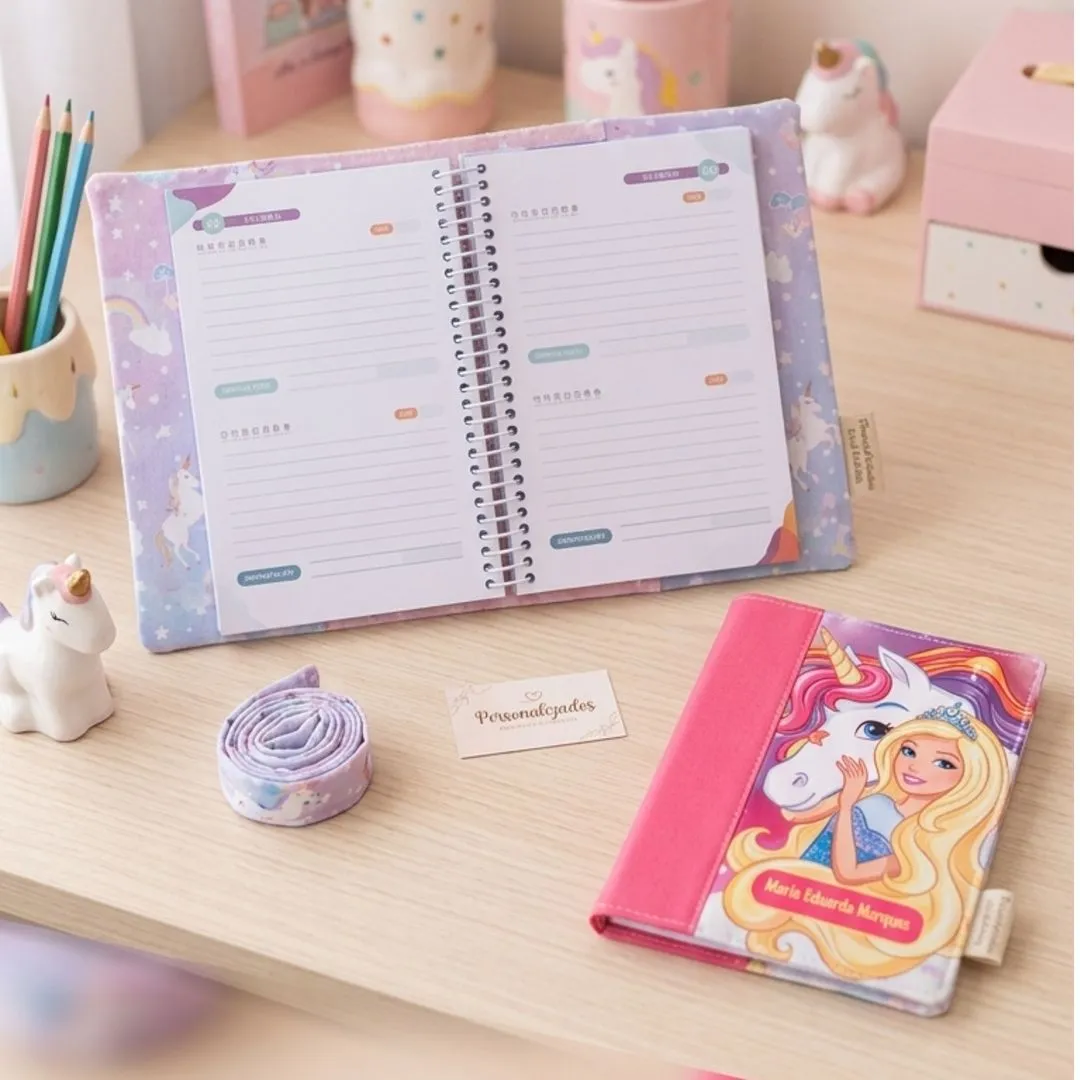 Capa para Agenda Escolar Personalizada em Tecido | Com Bolsos e Elástico - foto 2