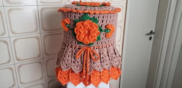 Capa para Galão de Água Mineral 10l em Crochê Bege Laranja - foto 2