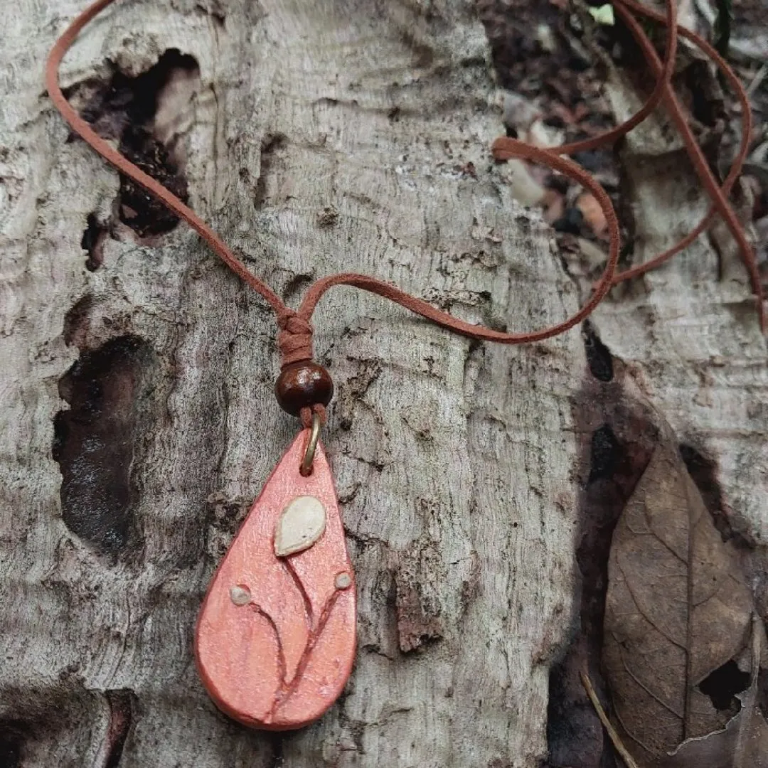 Colar Broto da Terra em Cerâmica Artesanal - artesanato feito à mão por Nuvem Dourada Biojoias de Cerâmica
