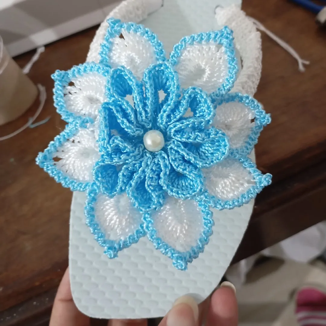 chinelo decorado em crochê - foto 2