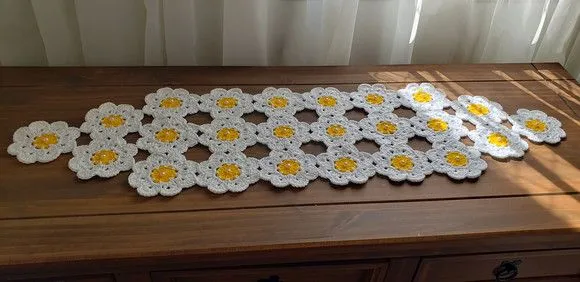 Trilho de Mesa Crochê Motivo Floral Branco com Amarelo - foto 4