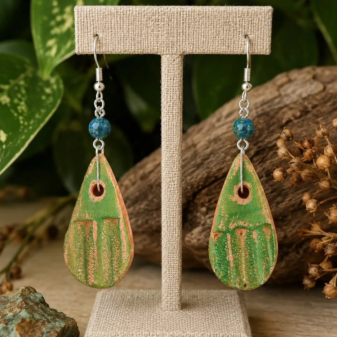 Brinco Gota Verde – Cerâmica Artesanal com Jaspe Verde - artesanato feito à mão por Nuvem Dourada Biojoias de Cerâmica
