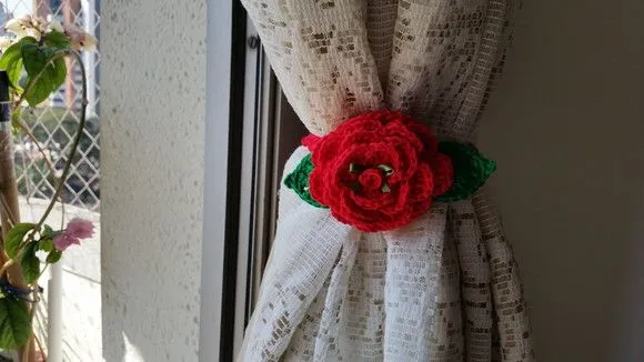 Par de Prendedores de Cortinas em Crochê Rosa Vermelha - foto 3