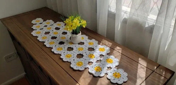 Trilho de Mesa Crochê Motivo Floral Branco com Amarelo - foto 5