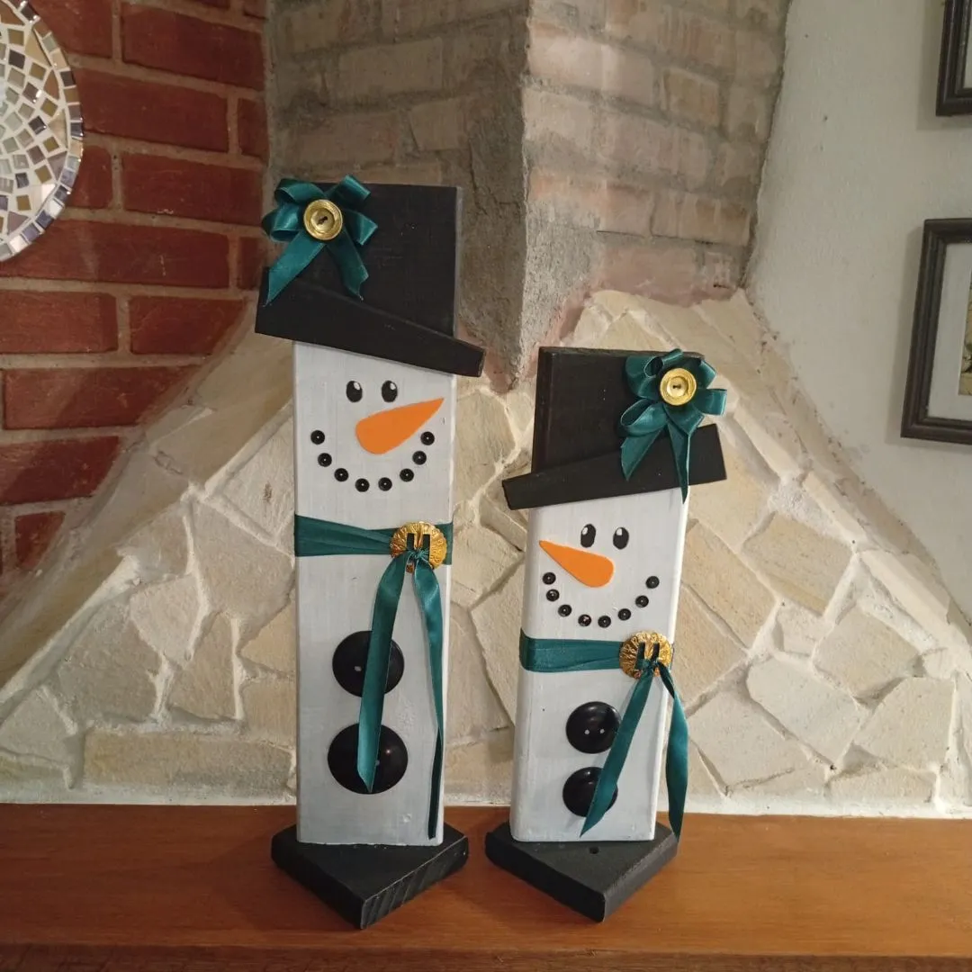 Dupla de Bonecos de Neve em Madeira – Decoração Natalina Artesanal - foto 3