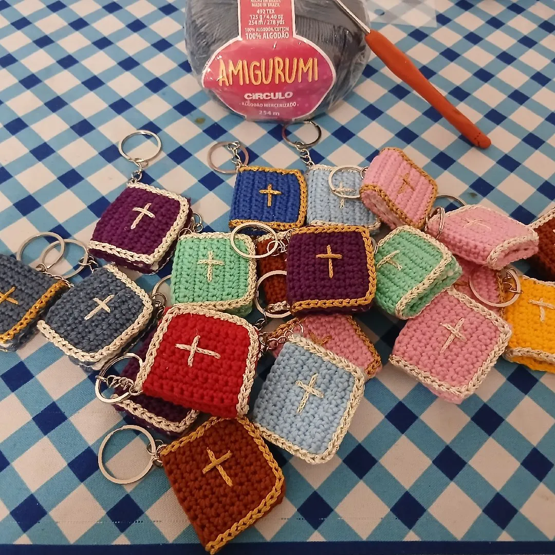 Chaveiro Bíblia em Crochê | Lembrancinha Religiosa | Presente Cristão - foto 4