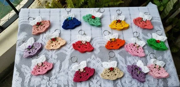 Chaveiro Mini Vestidinhos Crochê Coloridos (lembrancinhas) - foto 4