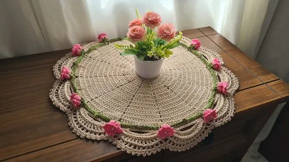 Centro de Mesa em Crochê Botões de Rosa