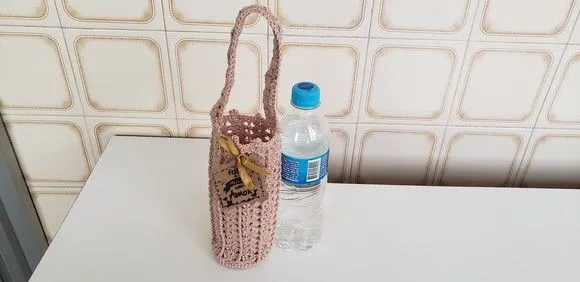 Capa para Garrafinha Água Mineral 500ml Crochê Porcelana - foto 2