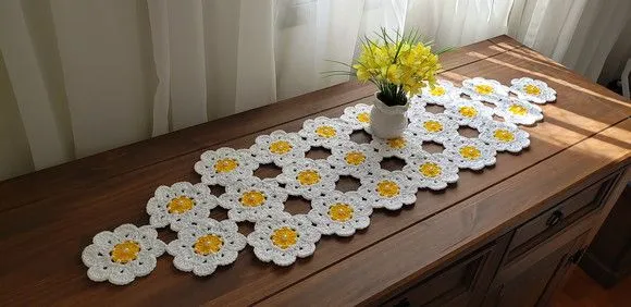 Trilho de Mesa Crochê Motivo Floral Branco com Amarelo - foto 2
