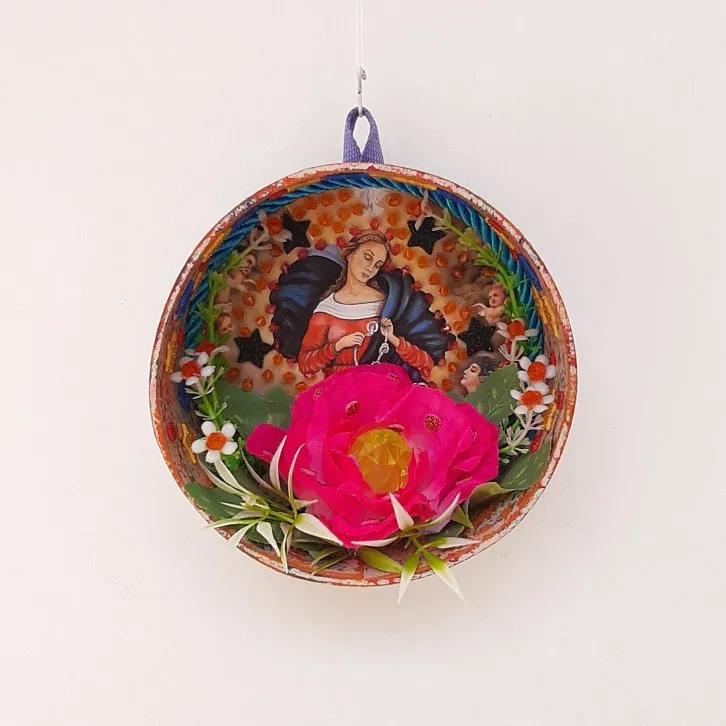 Relicário N. S. Desatadora de Nós - artesanato de Estudio Bananeira