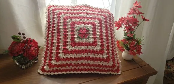 Capa para Almofada em Crochê Relevo - Vermelho e Cru - foto 4