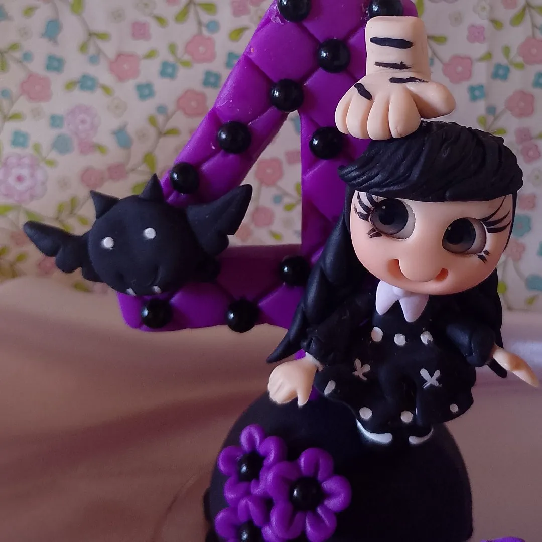 Vela Wandinha Topo Cenário em Biscuit - foto 3