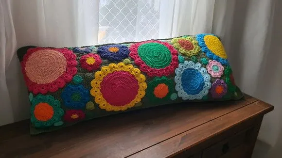 Capa para Almofada em Crochê Floral - foto 2