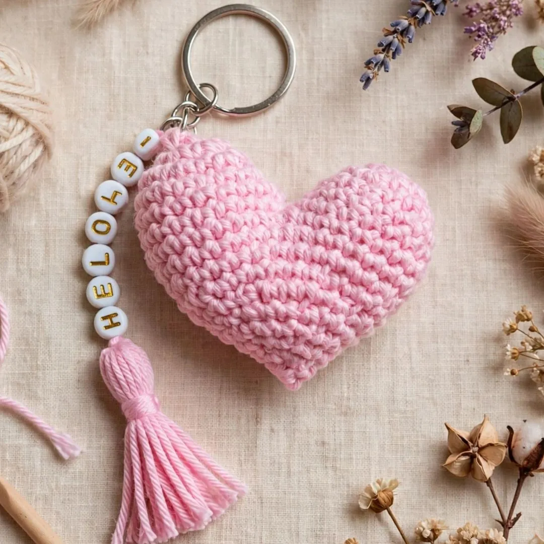 Chaveiro Coração Amigurumi 6cm Personalizado com Nome - Lembrancinha` - artesanato feito à mão por Fios e Forma