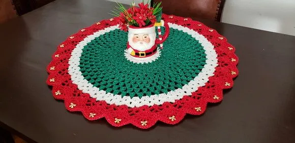 Toalha de Mesa Redonda em Crochê Natal (65 Cm)