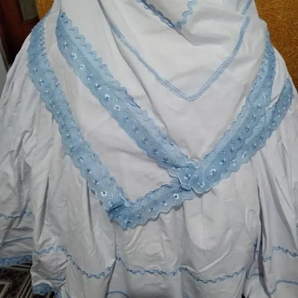 Baiana Branca com Azul - artesanato feito à mão por Ateliê Ofatemi