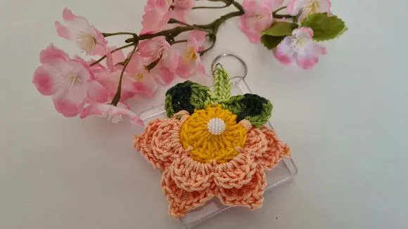 Chaveiro Florzinha em Crochê Pêssego (lembrancinha) - artesanato de Mari Crochê feito com carinho!