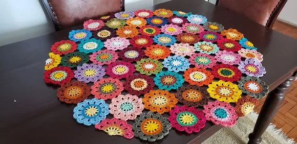 Toalha Flores Japonesa em Crochê Redonda (80 cm ) - foto 2