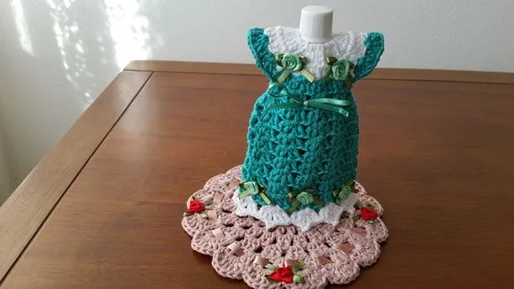 Capa para Adoçante Vestidinho Branco com Tifani - artesanato de Mari Crochê feito com carinho!