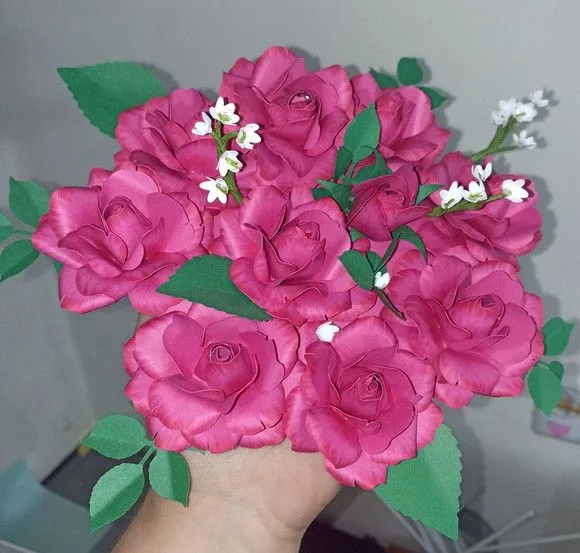 Arranjo de Flores Rosas em Papel Realistas
