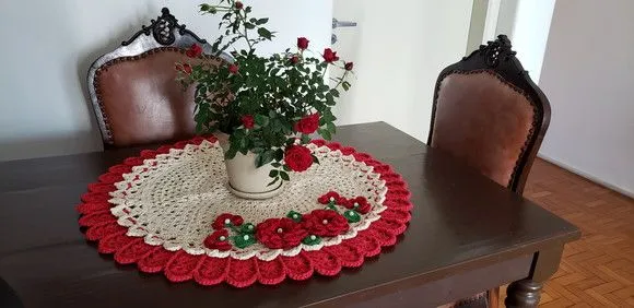 Centro de Mesa em Crochê Romântico Flores e Botões (75 Cm)