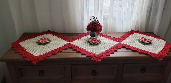 Trilho de Mesa com Aplicação de Flores - artesanato de Mari Crochê feito com carinho!