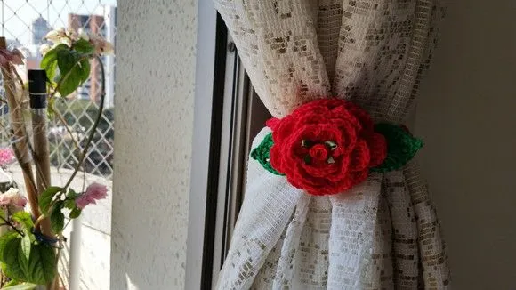 Par de Prendedores de Cortinas em Crochê Rosa Vermelha - foto 4