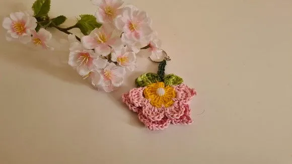 Chaveiro Florzinha em Crochê Rosa (lembrancinha ) - foto 2