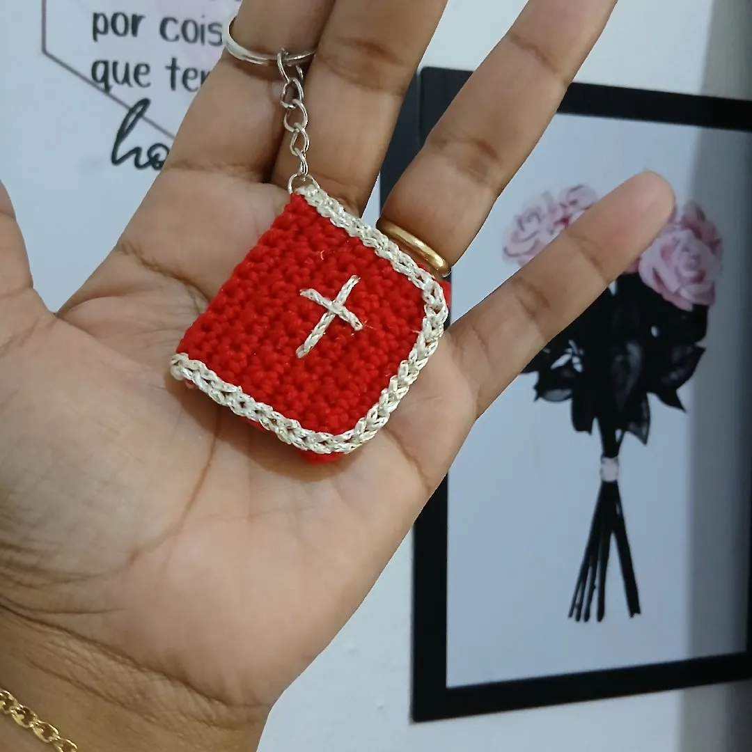 Chaveiro Bíblia em Crochê | Lembrancinha Religiosa | Presente Cristão - foto 3