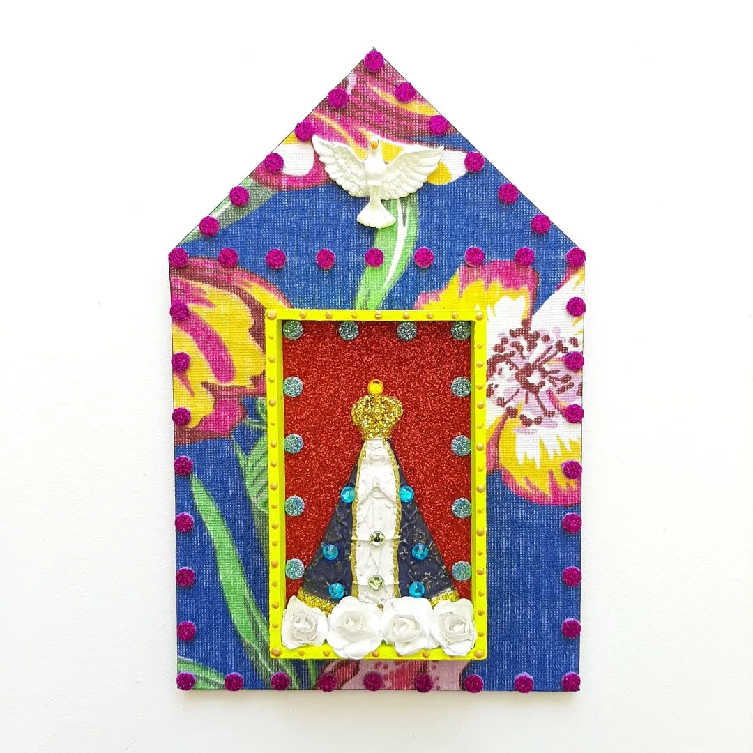 Capelinha de Madeira N. S. Aparecida - artesanato de Estudio Bananeira
