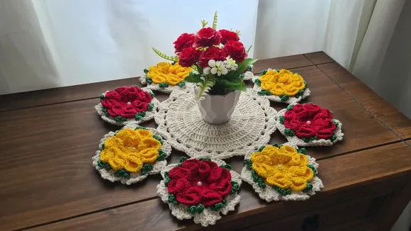 Mini Centro de Mesa em Crochê Flores Amarelo e Vermelho - foto 2
