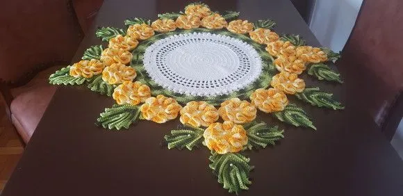Centro de Mesa Crochê Floral Amarelo Mesclado 95 cm x 45 cm - foto 3