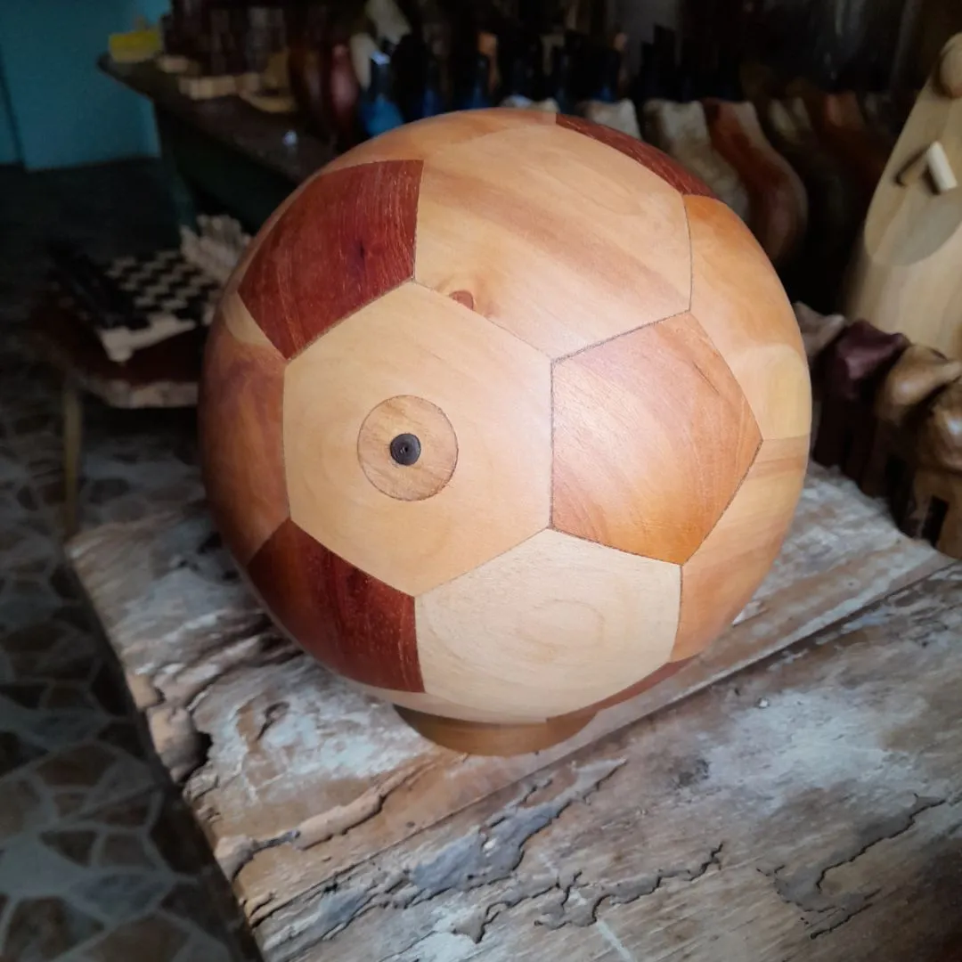 Bola de Futebol em madeira. - artesanato feito à mão por ArtePol