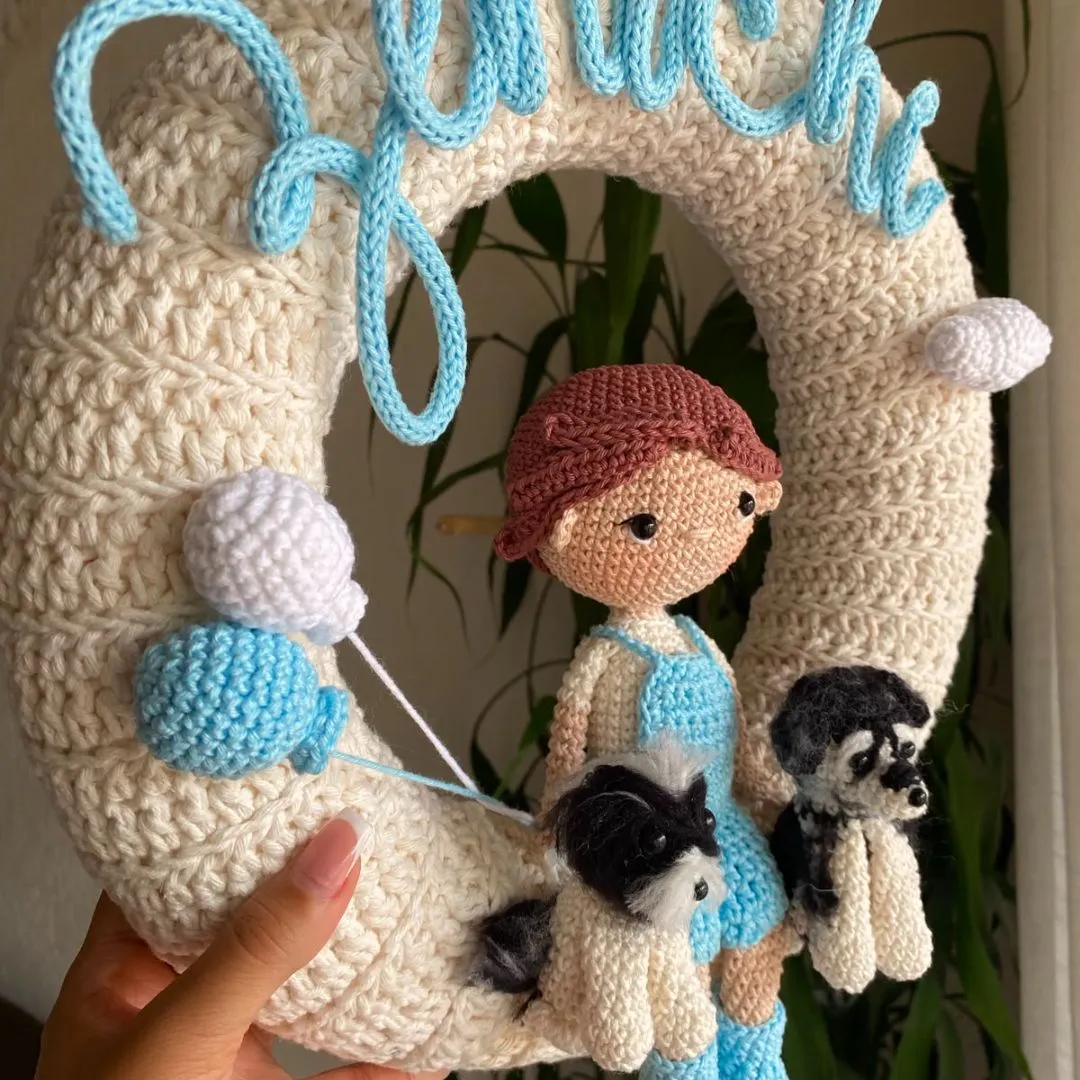Porta Maternidade Menino Personalizado com Cachorrinhos em Amigurumi - foto 3