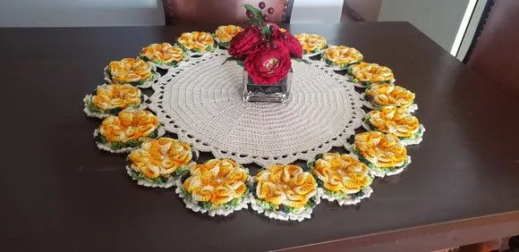 Centro de Mesa em Crochê Flores Amarelo Mesclado