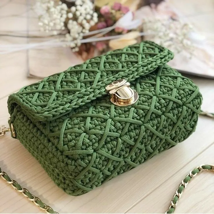 Bolsa Feminina de Crochê Transversal – Verde Militar com Fecho e Alça Dourada - artesanato de Lilongo arte em linhas