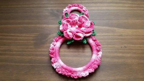 Porta Pano de Prato em Crochê Flor Rosa - artesanato de Mari Crochê feito com carinho!
