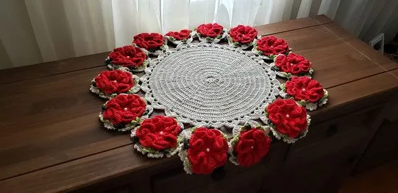Centro de Mesa em Crochê Flores Vermelha - foto 3